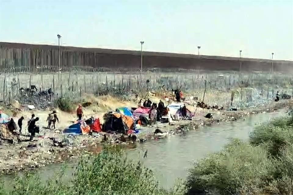 El viento intenso le desprendió a los migrantes parte de sus casas de campaña improvisadas en el lado estadunidense de la ribera del Río Bravo.