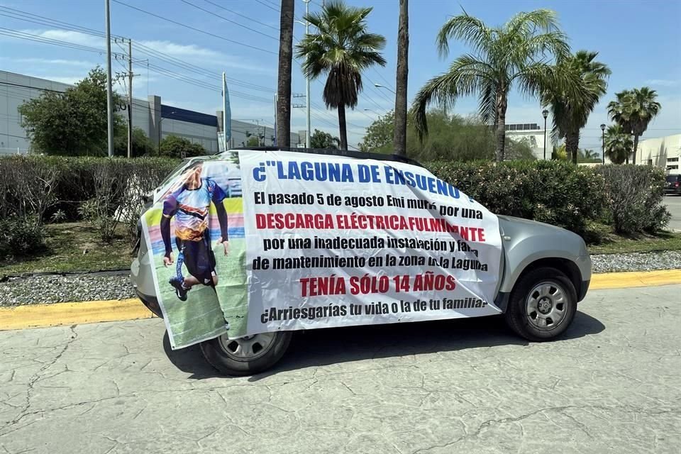 La familia de Emiliano, joven que murió electrocutado en una alberca del Fraccionamiento Dream Lagoons, en Apodaca, exige justicia.