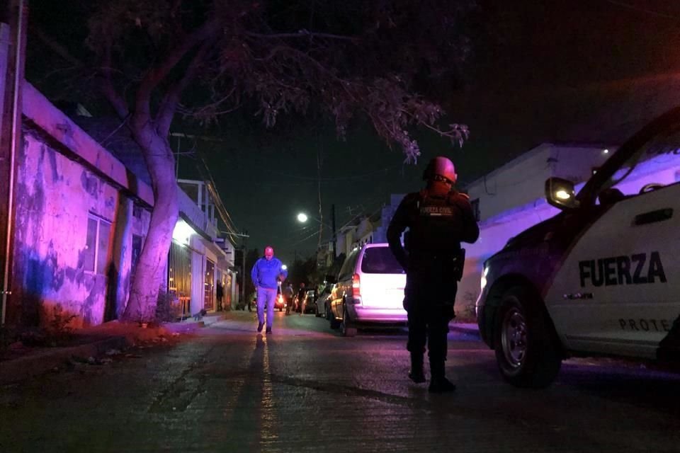A la llegada de paramédicos de la Cruz Roja confirmaron la muerte de un hombre que se encontraba en el interior del domicilio con una herida en la cabeza.