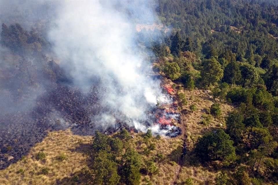 Bomberos y voluntarios sumaron otro día de combate a los incendios que se ubican en zonas forestales de Naucalpan y Atizapán de Zaragoza.