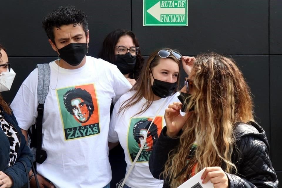 Familiares y amigos del actor Alfonso Zayas salieron de la funeraria Gayosso en donde le realizaron una misa de despedida, posteriormente trasladaron sus restos al Panteón Jardín.
