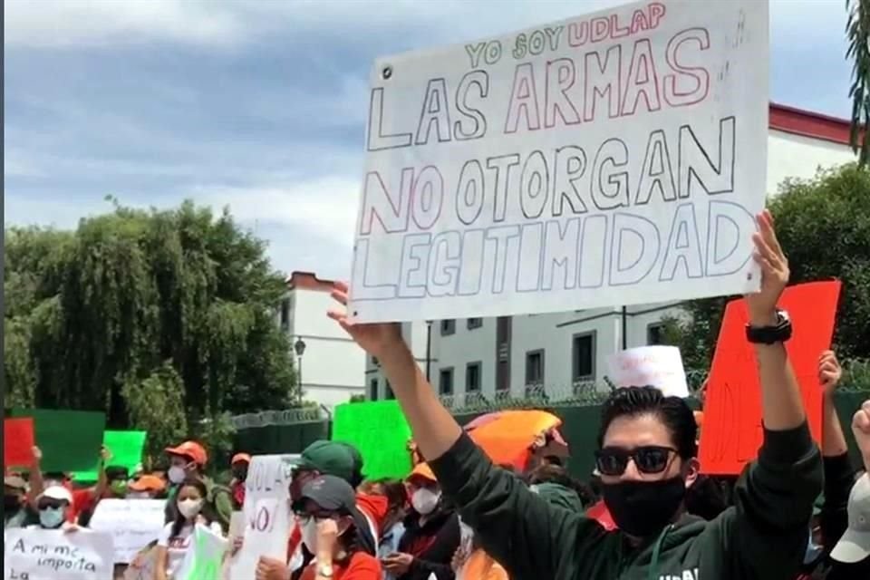 Los jóvenes dijeron que la toma de las instalaciones está afectando sus estudios y procesos administrativos.