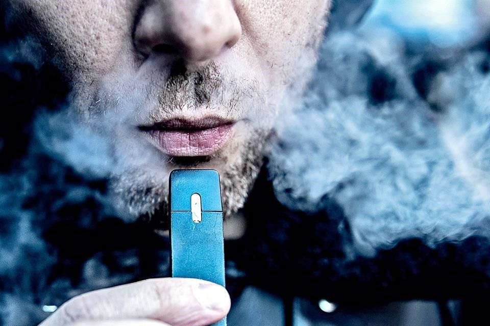 Expertos analizan el polémico uso de cigarrillos electrónicos como una aproximación para erradicar la nicotina en la vida de los usuarios.