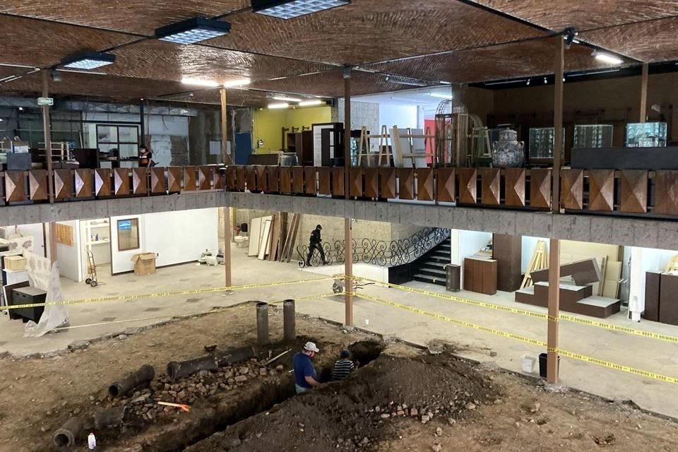 En la sala de exposiciones permanentes se hace remoción de elementos para recuperar celosías y la luz natural del espacio.
