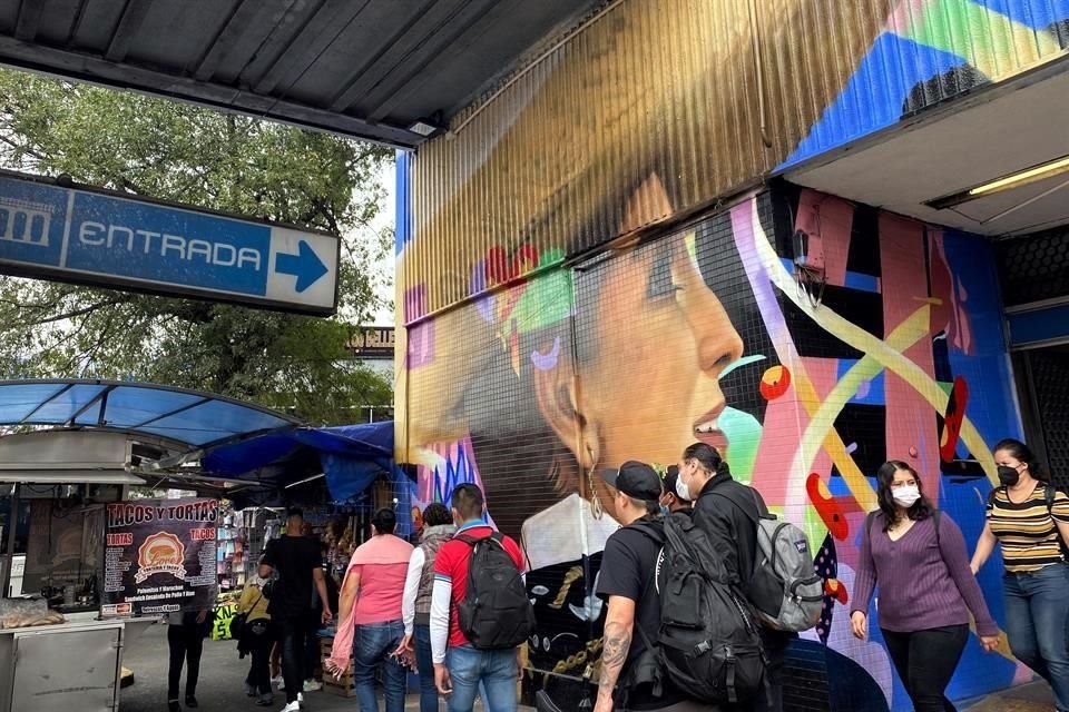 RemixUno plasmó en el Metro Portales a una mujer con sombrero y traje de charro para representar la mexicaneidad.