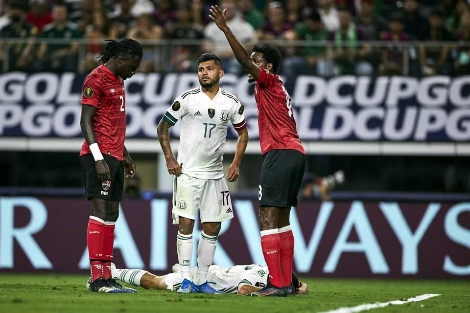 Hirving Lozano tuvo que dejar el partido ante Trinidad y Tobago por el golpe.