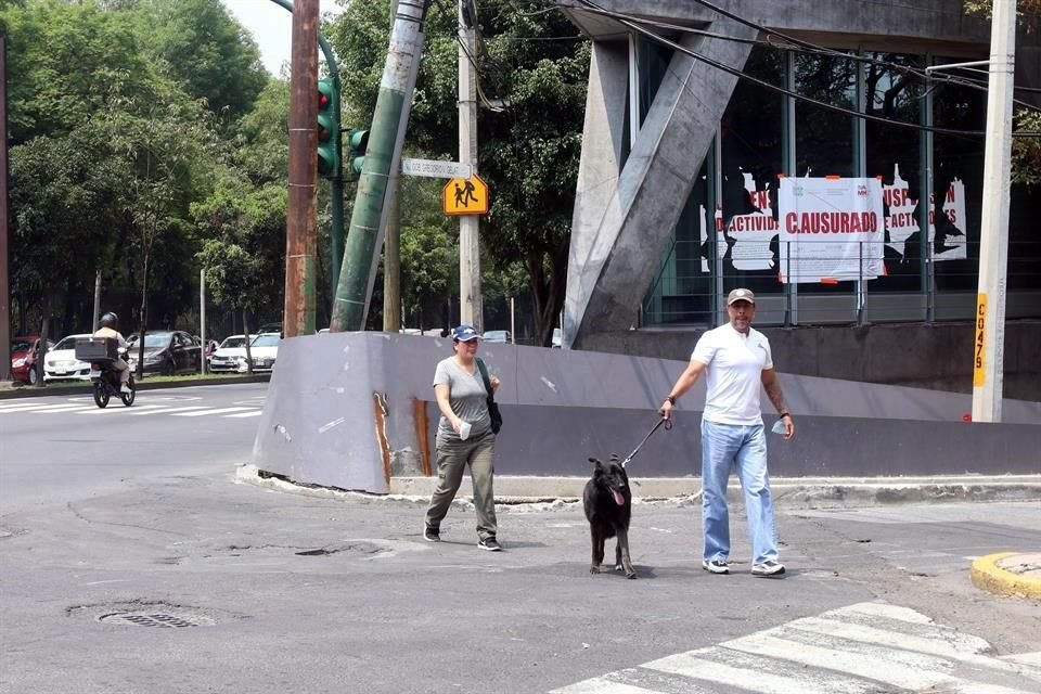 Parte de los reclamos de los habitantes es la invasión de la banqueta.