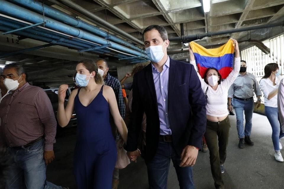 El líder opositor venezolano, Juan Guaidó, ofreció una conferencia con su esposa, Fabiana Rosales.