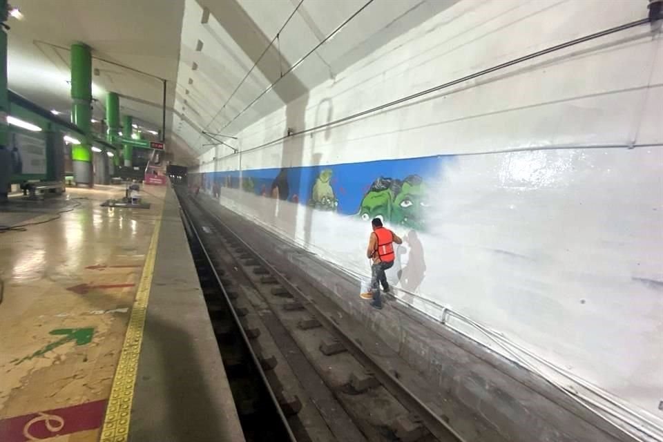 En una imagen difundida por el organismo descentralizado se observa a un hombre colocando pintura blanca sobre el mural.