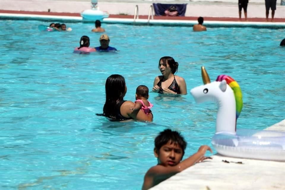 Cientos de regios se alistaron para visitar albercas y parques acuáticos del área metropolitana.