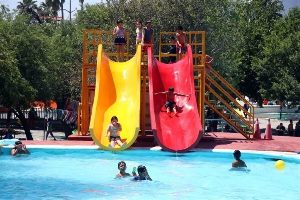 Algunas familias acudieron ayer al Parque España a disfrutar de primeros días de vacaciones.
