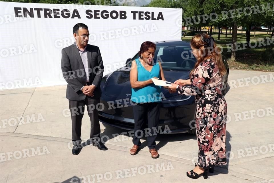 En la entrega estuvieron presentes representantes tanto del Municipio de Santa Catarina, como de la Segob.