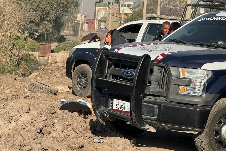 La víctima presentaba heridas de arma de fuego en la cabeza y estaba tendida sobre un camino de terracería.