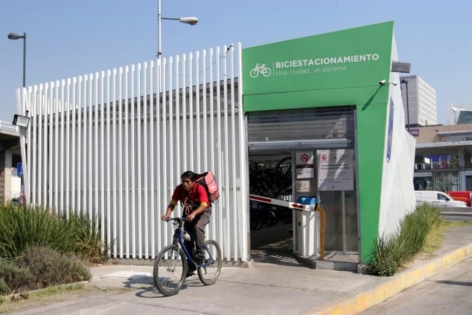 La Ciudad cuenta con seis aparcamientos semimasivos y otros cuatro masivos.