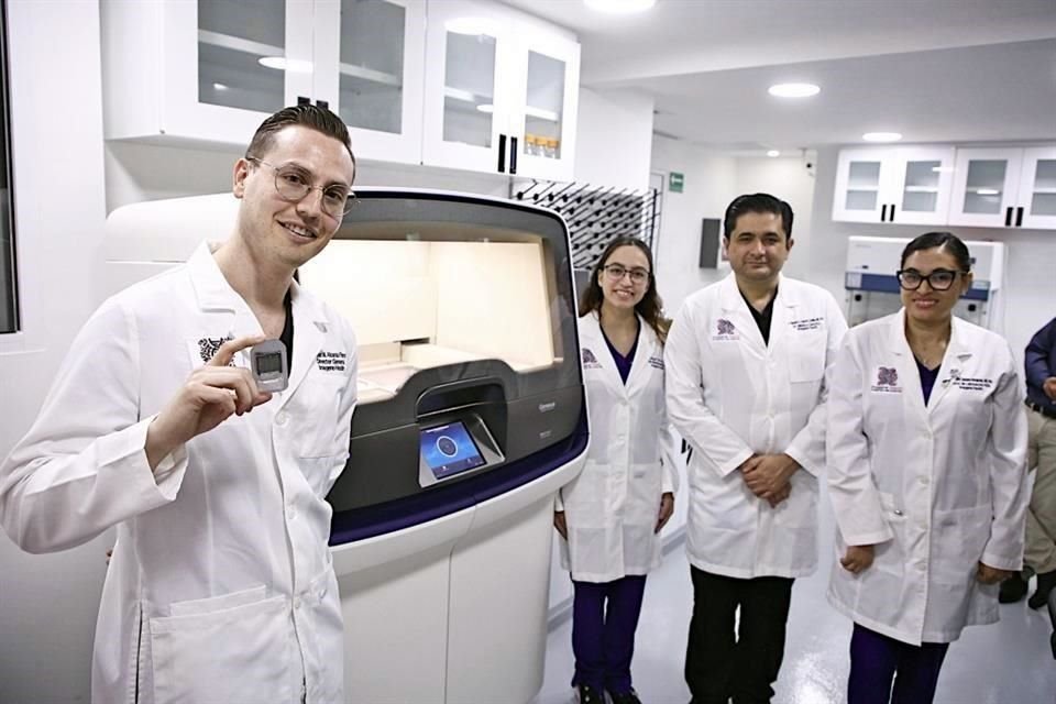 El Dr. Héctor Alcaraz (izq.), con su equipo de bioinformática y genetistas de Imagene Health, muestra un chip donde se insertan ácidos nucleicos extraídos y purificados de la muestra.
