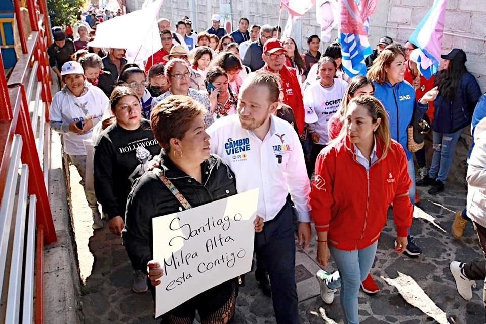 El aspirante a la Jefatura de Gobierno recorrió ayer el centro de acopio de nopales-verduras.