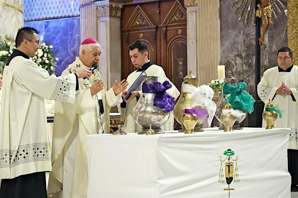 El Arzobispo Rogelio Cabrera presidió la Misa Crismal con Obispos Auxiliares, sacerdotes, religiosos y hermanas consagradas, en la Basílica del Roble.