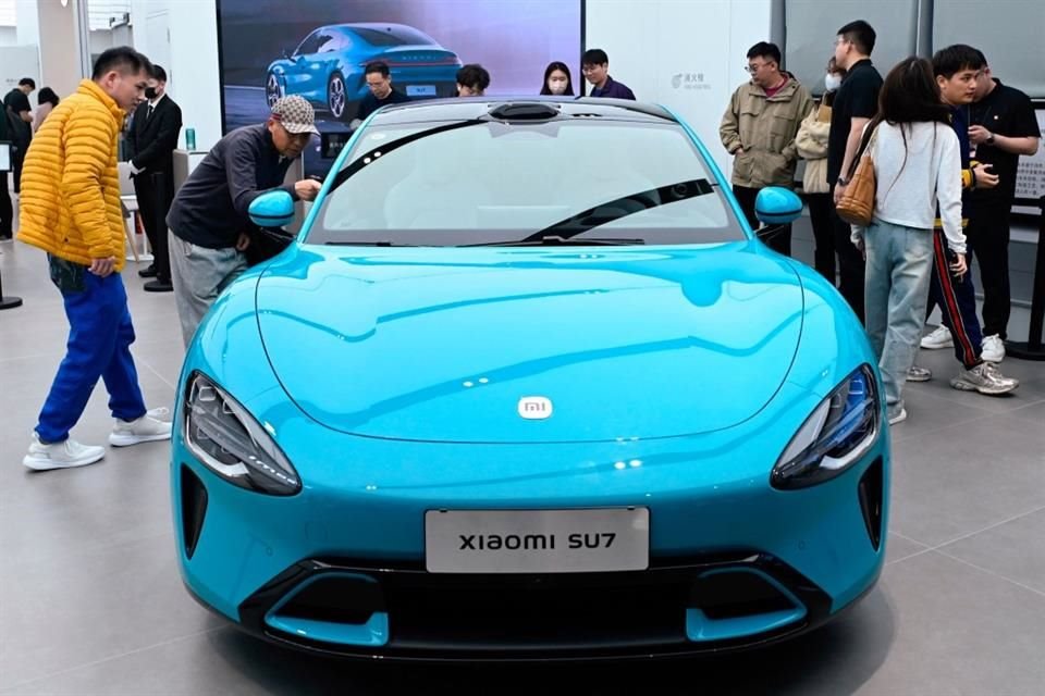 El SU7 EV de Xiaomi aspira a competir con gigantes como BYD y Tesla.