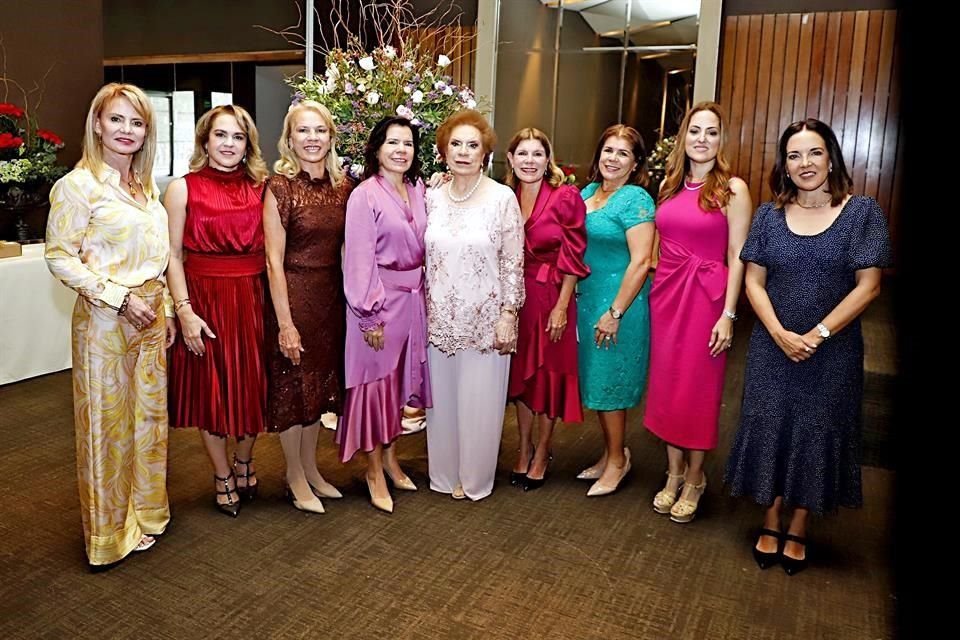 Ana Cristina de Benavides, Lucía de Benavides, Vicky Benavides, Claudia Benavides, la festejada, Alejandra Benavides, Gabriela Benavides, Edna Torres de Benavides y Rosario Canales de Benavides