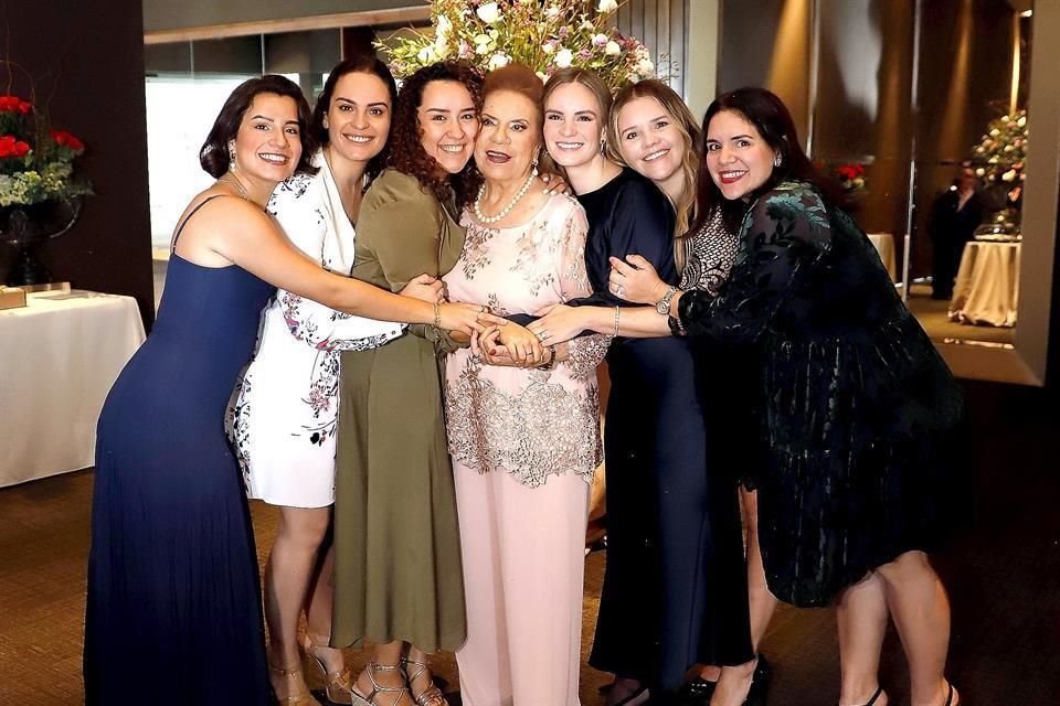 Alejandra Bringas Benavides, Claudia González Benavides, María José González Benavides, la festejada, Ana Cristina Benavides Tostado, Vicky Galán Benavides y Gaby López Benavides