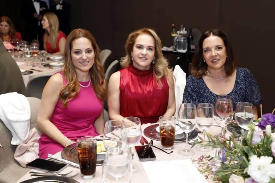 Edna Torres de Benavides, Lucía Martínez de Benavides y Rosario Canales de Benavides