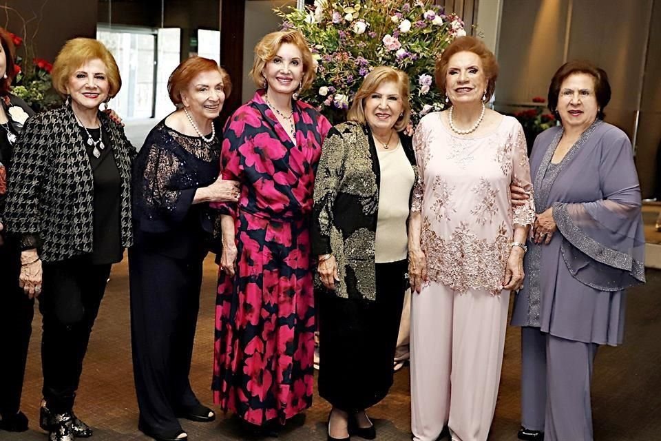 Sandra Santos de De la Garza, Esther Martha González, Alma Coello, Graciela Garza de Cantú, la festejada y Elba Garza de Saldaña