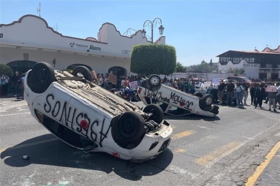 Un colectivo se manifiesta en la avenida Plateros, Taxco, demandando la captura de los implicados en el plagio y homicidio de Camila 'N'.