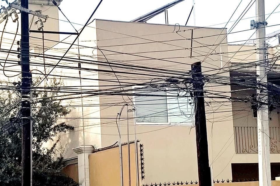 Esquina congestionada... de cables. Esto en el cruce de las calles Convento y Laredo.