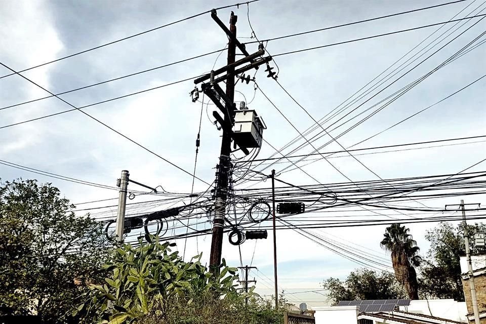 Uno de los postes de la calle Genaro Garza García, en la Colonia La Cima luce así, sin lugar para más cables.
