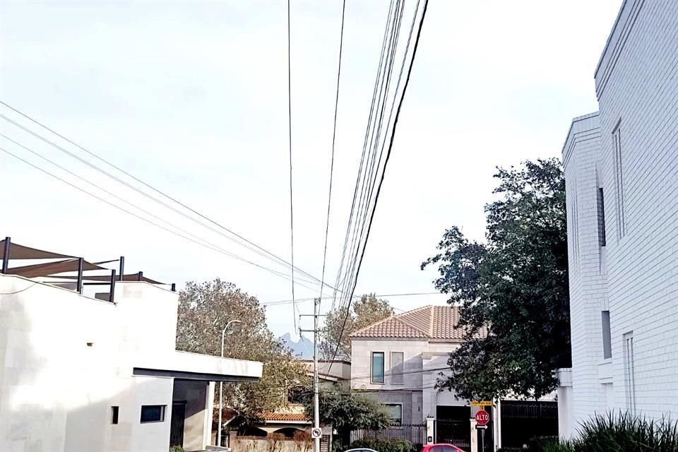En la calle Peñas de la Colonia La Cima, los cables cuelgan a muy baja altura.