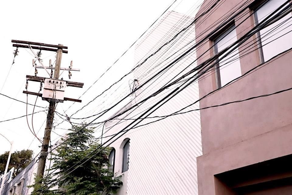En San Lorenzo y Gómez Morín se aprecian una gran cantidad de cables y un poste con un transformador inclinado.