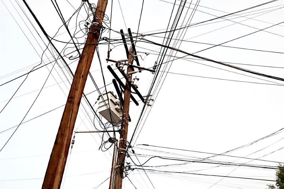 En Rosas y Río San Lorenzo, en el límite de la Colonia del Valle con Fuentes del Valle confluyen una gran cantidad de cables de servicios.