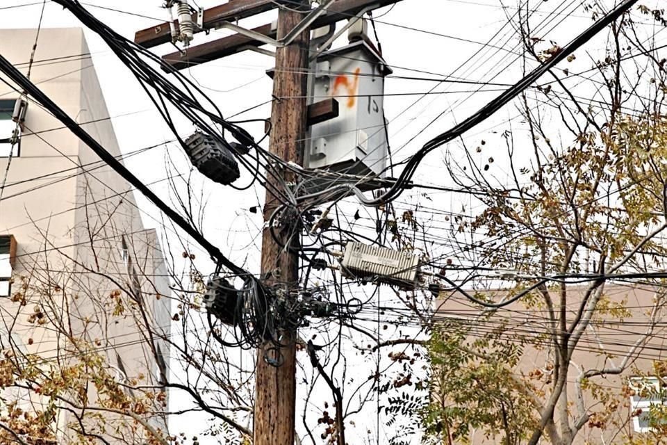En postes de madera, como éste, en Versalles y Arco del Triunfo, en Valle de San Ángel Sector Francés cuelgan cables de servicios y transformadores de luz.