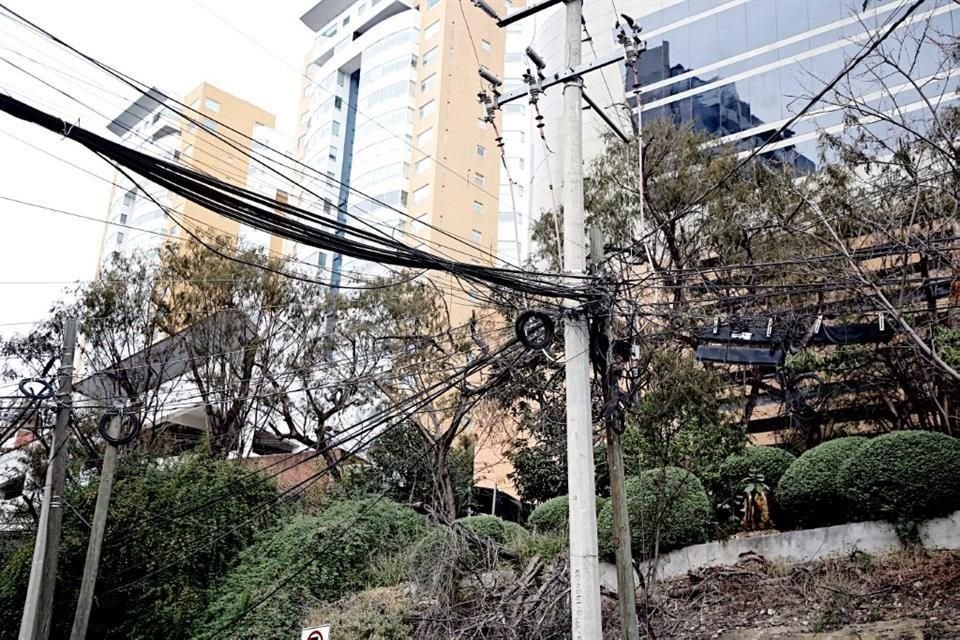 Aspecto de un poste en la Colonia Lomas del Valle, éste en la esquina de Convento y Laredo.