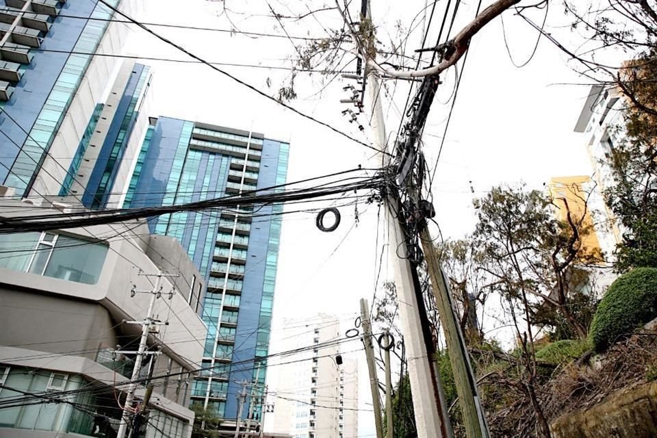 En Residencial Santa Bárbara, la gran cantidad de cables como los que hay en la calle San Alberto contrasta con las torres nuevas de departamentos, con cableado subterráneo.