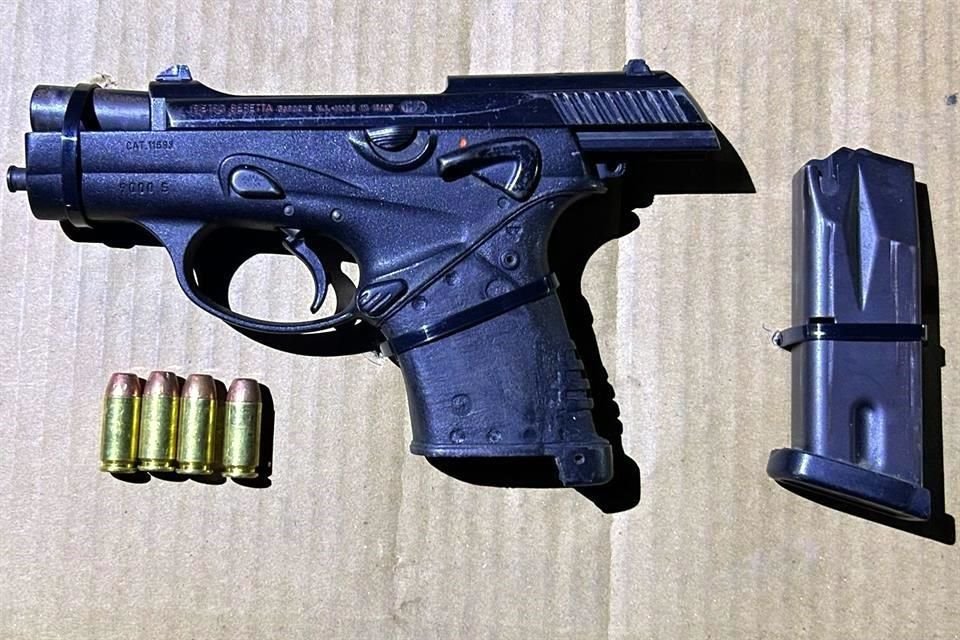 Le aseguraron un arma larga y dos pistolas.