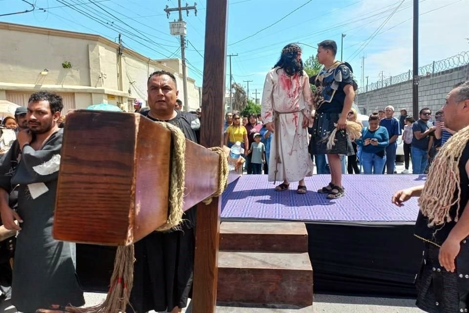 Este año el viacrucis cumple 60 años de celebrarse y es considerado una de las representaciones de la crucifixión de Jesús más reales e icónicas de Monterrey.