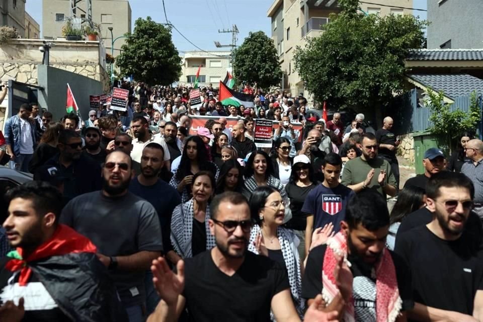 La gente ondea banderas nacionales palestinas durante la manifestación que conmemora el 48 aniversario del Día de la Tierra, en la ciudad árabe-israelí de Deir Hanna.