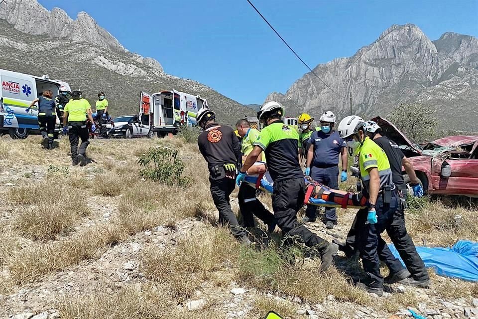 Paramédicos trasladaron a distintos hospitales a las víctimas, quienes se dirigían a las Grutas de García.