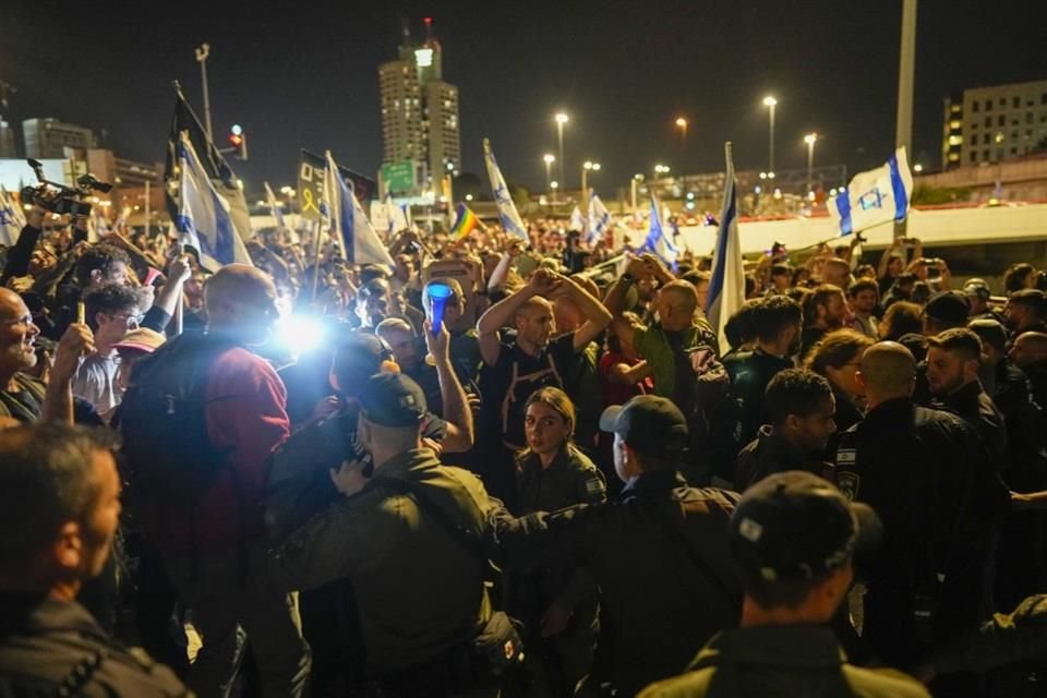 Miles de personas protestaron contra el Gobierno de Benjamin Netanyahu y pidieron la liberación de rehenes capturados por Hamas, en Jerusalén.