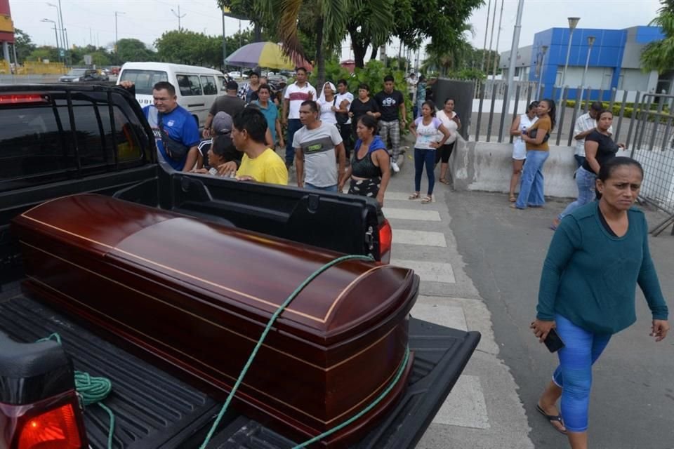 Familiares descargan un ataúd de una de las víctimas de un ataque en Guayaquil, Ecuador, el 31 de marzo del 2024.