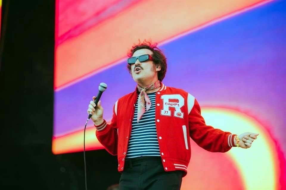 Una multitud de seguidores corearon las canciones de Enjambre desde el Escenario Tecate Light.