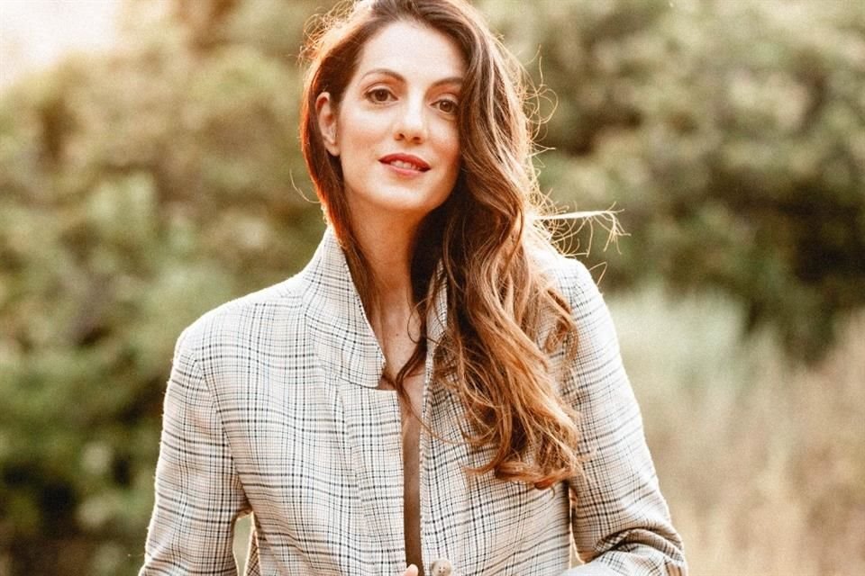 Susana Ballesteros, conocida por dar indicaciones en aplicaciones de navegación asistida, busca mostrar su capacidad como cantante.
