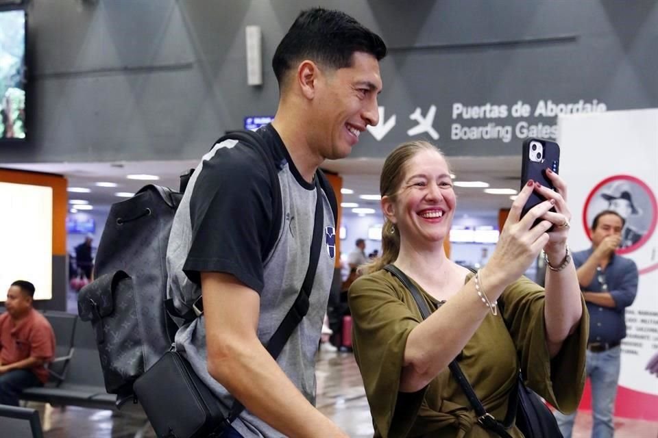 Esteban Andrada, atendiendo a una mujer que se le acercó para pedirle una fotografía en el aeropuerto.