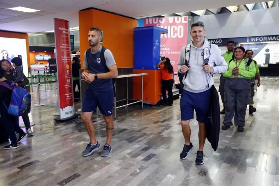 Fernando Ortiz (der.) y su auxiliar Nico Sánchez fueron los primeros en arribar al Aeropuerto.