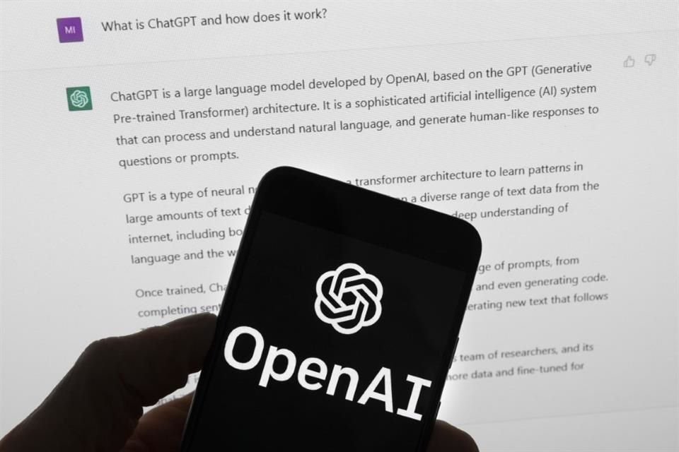 El logotipo de OpenAI puede apreciarse en un teléfono celular frente a la pantalla de una computadora que muestra los resultados de una búsqueda en ChatGPT, el 21 de marzo de 2023.