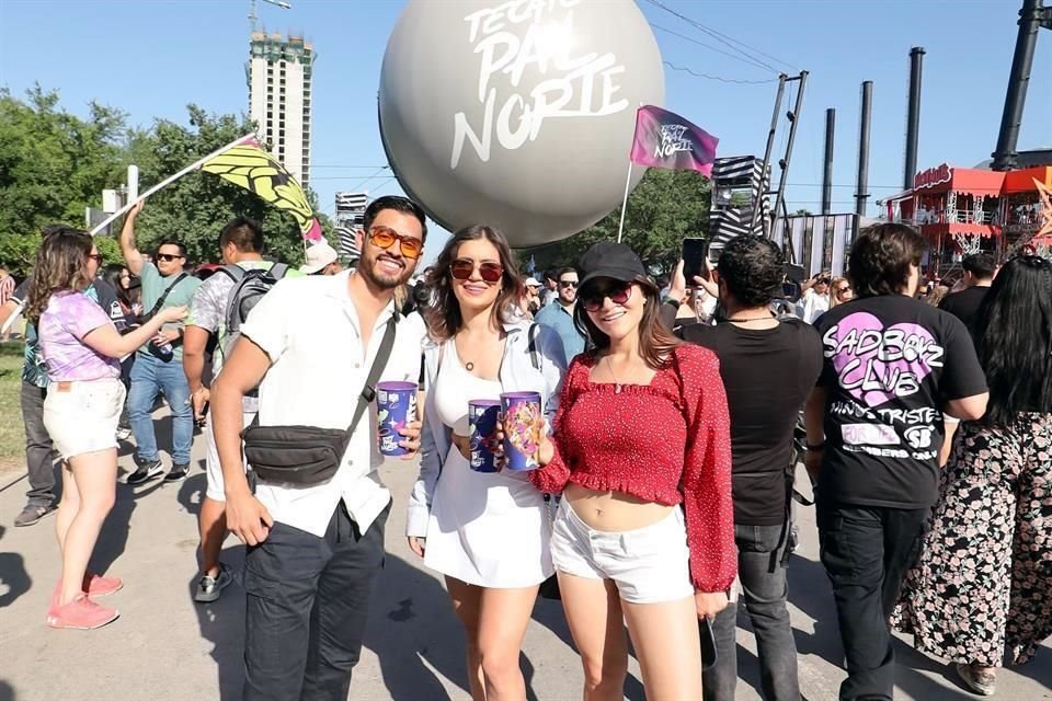 Diego Cáliz Paola González y Verónica Torres