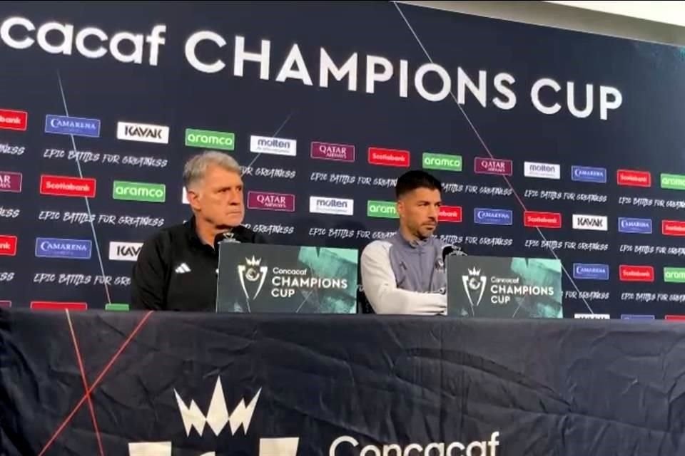 El 'Tata' y Luis Suárez atendieron a los medios este martes en conferencia de prensa.