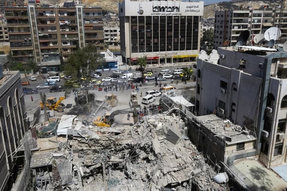 Rescatistas trabajan entre los escombros de un edificio anexo al Consulado de Irán, atacado por Israel.