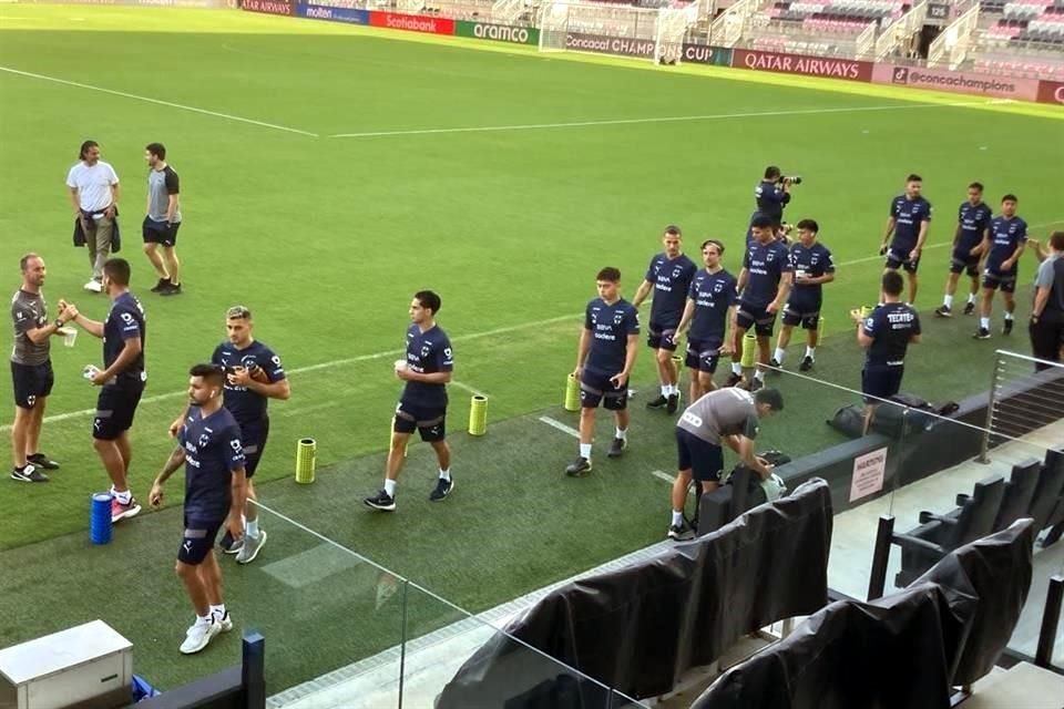 Los Rayados ya hicieron reconocimiento de cancha previo al encuentro de mañana.